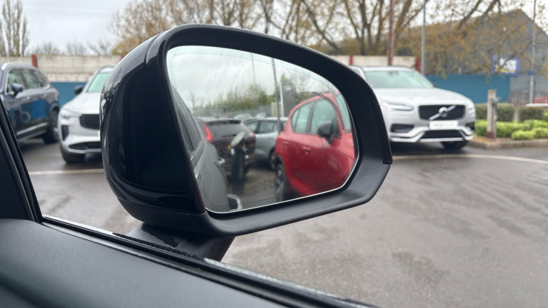 Volvo XC40 2.0 B3P Plus Black Edition 5dr Auto Petrol Estate